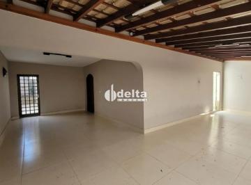 Comercial · 250m² · 3 Quartos · 3 Vagas · Casa com 3 quartos disponível para venda no bairro Brasil em Uberlândia-MG.