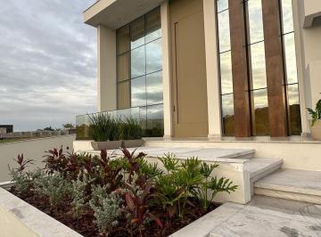Casa · 740m² · 5 Quartos · 6 Vagas · Mansão triplex luxuosa no condomínio Jardins Veneza
