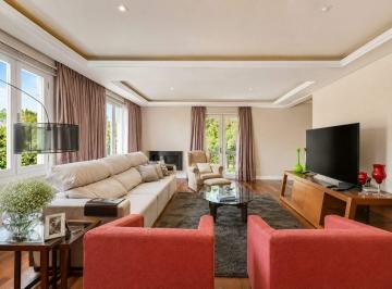 Casa · 450m² · 2 Vagas · CASA À VENDA COM VISTA PARA O VALE E 3 QUARTOS