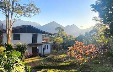 cf007b5d85093206b3d26838755f680214ad783a · Casa com Vista Deslumbrante nas Braunes e Amplo Terreno