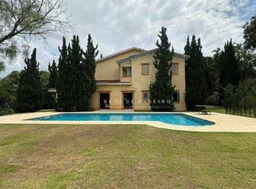 372b9c76862b9dea1da2887a50b9e09b39b6379f · Casa Toscana na Quinta da Baroneza: 1062 m² e 5 suítes.