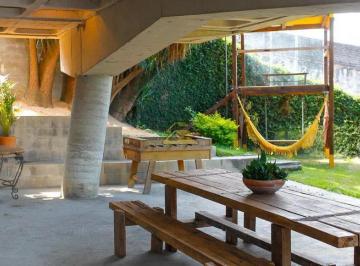 2a663f1d34c88e9f2b22168d0260445e407ad089 · Casa em Santa Teresa: Projeto moderno com vãos e vistas livres.