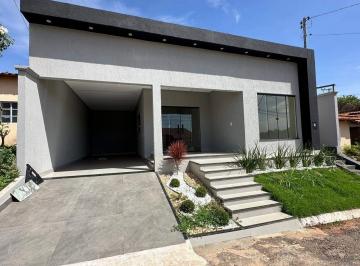 f90d9fcc-06fc-44a2-999b-e811d6cf97cf1764346028774.jpg · Casa com 3 Quartos 1 suíte reformada porcelanato