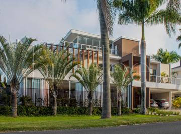 Casa de 4 quartos, Itajaí · CASA MOBILIADA NO CONDOMÍNIO PORTO RIVIERA NA PRAIA BRAVA DE ITAJAÍ-SC