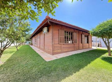 Casa de 2 quartos, Brasília · Linda casa charmosa em madeira, 2 suítes, lote 800 m², condomínio Privê I