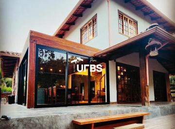 Casa · 250m² · 5 Quartos · 3 Vagas · CASA À VENDA EM CONDOMÍNIO FECHADO - PIRENÓPOLIS