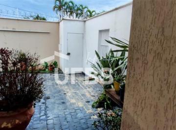 Casa · 220m² · 4 Quartos · 2 Vagas · Casa com 220m² à venda no Jardim Karaíba