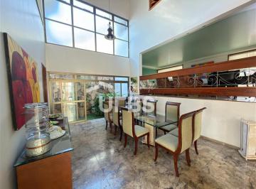 Casa · 586m² · 5 Quartos · 3 Vagas · Sobrado à venda no Setor Sul em Goiânia com 586 m²m, 5 suítes e piscina.