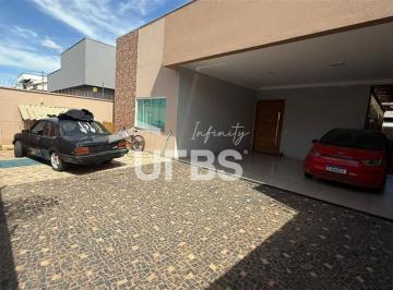 Casa · 240m² · 3 Quartos · 4 Vagas · VENDE-SE LINDA CASA EM UMA DAS MELHORES QUADRAS DE PALMAS , NA 505 SUL .