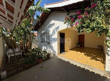 Casa · 192m² · 3 Quartos · 2 Vagas · Casa térrea á venda no Centro, bairro Planalto em Vinhedo, interior de São Paulo.