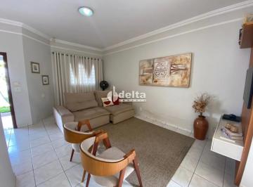 Casa · 300m² · 3 Quartos · 3 Vagas · Casa residencial com 3 quartos sendo 1 suíte disponível para locação no bairro Santa Mônica em Uberl