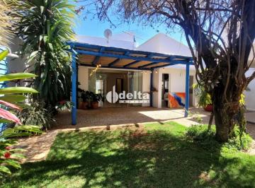 Casa · 400m² · 3 Quartos · 2 Vagas · Casa residencial com 3 quartos sendo 1 suíte disponível para venda no bairro Jardim Karaíba em Uberl