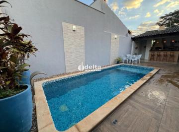 Casa · 435m² · 3 Quartos · 3 Vagas · Casa residencial com 3 suítes disponível para locação no bairro Jardim Karaíba em Uberlândia-MG