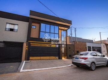 Casa · 210m² · 5 Quartos · 2 Vagas · Casa de alto padrão à venda na QE 56 do Guará II | 3 suítes e pé-direito duplo