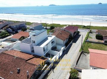 Foto 02 · Imperdível Casa à Venda - quadra mar em Ubatuba - 4 Suítes, ambientes integrados, 1 suíte com vista
