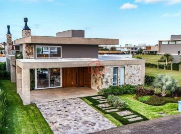 f977bd24885b1639434b53ed6e04794822d35f2d · Casa à Venda em Torres, no Condomínio OceanSide!