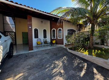 Casa de 3 quartos, Peruíbe · Casa à 150m do mar com 3 quartos em Peruíbe.