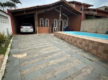 Casa de 3 quartos, Peruíbe · Casa com 3 quartos e piscina em Peruíbe.
