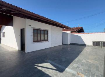 Casa de 3 quartos, Peruíbe · Casa na praia com 3 quartos e área gourmet em Peruíbe.