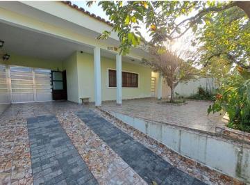 Casa de 3 quartos, Peruíbe · Casa à 800m do mar, com 3 quartos e área gourmet. Localizado em Peruíbe.