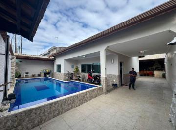 Casa de 5 quartos, Itanhaém · Casa à 50m do mar, com 5 quartos, piscina e área gourmet. Localizado em Peruíbe.