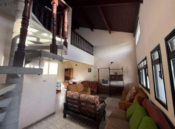 Casa de 5 quartos, Peruíbe · Casa a 50m do mar, com 3 quartos e área gourmet. Localizado em Peruíbe.