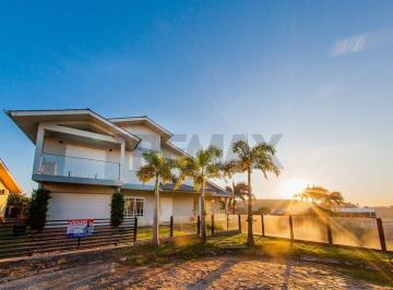 Casa · 199m² · 3 Quartos · "Imagine sua família vivendo aqui: espaço, conforto, luz natural e um terreno cheio de possibilidade