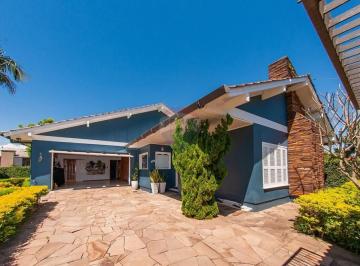 Casa · 245m² · 3 Quartos · 2 Vagas · Casa com 3 Suítes, Piscina e Terreno Amplo em Bairro Tranquilo
