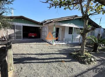 Foto 01 · Casa com amplo terreno mista na Praia de Gravatá em Navegantes. com 03 quartos, sendo 01 suíte. Adri