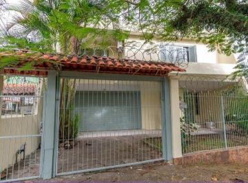 Casa · 270m² · 3 Quartos · 2 Vagas · Casa de 3 quartos,1 suíte, closet, living com lareira, pátio, piscina e 2 vagas de garagem.