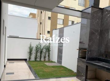 Casa · 180m² · 3 Quartos · 4 Vagas · Casa de Alto Padrão à Venda em Condomínio Fechado no Jardim Holanda