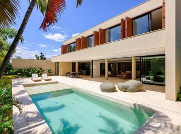 Casa · 776m² · 5 Quartos · 4 Vagas · Arquitetura e interiores terminam a frase um do outro.