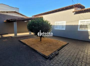 Casa · 202m² · 3 Quartos · 1 Vaga · Casa residencial com 3 quartos sendo 1 suíte disponível para locação no bairro Santa Mônica em Uberl