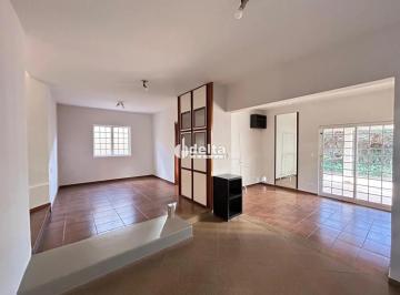 Casa · 330m² · 3 Quartos · 2 Vagas · Casa residencial com 3 quartos sendo 2 suítes disponível para locação no bairro Patrimônio em Uberlâ