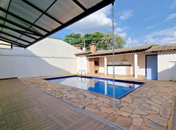 Casa · 198m² · 3 Quartos · 4 Vagas · CASA ELEGANTE! 3 suítes, uma delas no térreo, quintal grande c/ piscina. Residencial Lago da Serra!