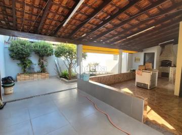 Casa · 265m² · 3 Quartos · 2 Vagas · Casa residencial com 3 quartos sendo 1 suíte disponível para locação e venda no bairro Segismundo Pe