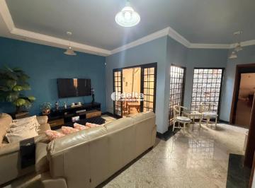 Casa · 315m² · 3 Quartos · 2 Vagas · Casa residencial com 3 quartos sendo 1 suíte disponível para venda no bairro Alto Umuarama em Uberlâ