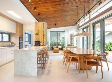 Casa · 314m² · 4 Quartos · 2 Vagas · BELÍSSIMA CASA EM CONDOMÍNIO FECHADO A 300 METROS DO MAR TOTALMENTE MOBILIADA