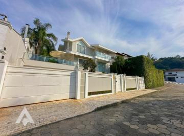 Casa · 260m² · 3 Quartos · 2 Vagas · Casa de alto padrão com 3 suítes para locação por R$ 8.900,00 - Bairro Centro - Gaspar/SC