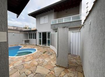 Casa de 3 quartos, Peruíbe · Casa à 500m do mar, com 3 quartos, piscina e área gourmet. Localizada em Peruíbe.