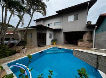 Casa de 4 quartos, Peruíbe · Casa à 350m do mar, com 4 quartos, piscina e área gourmet. Localizada em Peruíbe.