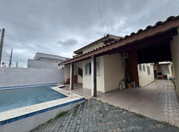Casa de 4 quartos, Peruíbe · Casa à 300m do mar com 4 quartos e piscina em Peruíbe.