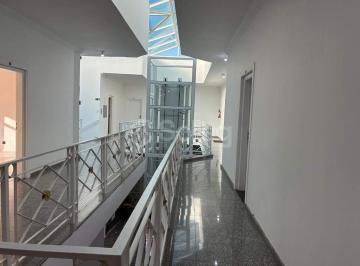 Comercial · 18m² · 1 Vaga · Sala comercial com 18 m² disponível para aluguel no Centro, Vinhedo.