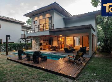 Casa · 220m² · 4 Quartos · 2 Vagas · Casa Mobiliada em Condomínio na Praia do Forte | Porteira Fechada | 4 Suítes | 220m² de área constru