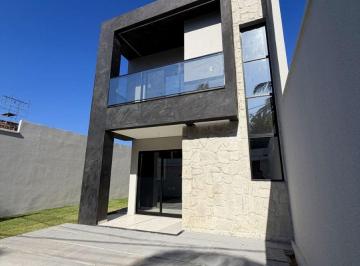 Casa de 3 quartos, Eusébio · Espetacular Duplex no Eusébio, Próx. Estrada do Fio, 3 Suítes, 8m de Frente, Amplo Terreno, 2 Vagas.