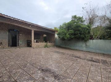 Casa de 2 quartos, Peruíbe · Casa com 2 quartos e espaço para piscina em Peruíbe.