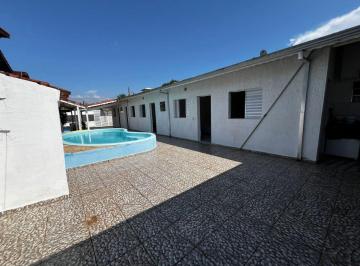 Casa de 6 quartos, Peruíbe · Casa com 6 quartos e piscina em Peruíbe.