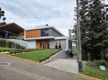 Casa de 4 quartos, Gramado · Linda casa semi mobiliada com 4 suítes, elevador e 2 vagas, Aspen Montain, Gramado.