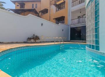 Casa · 241m² · 3 Quartos · 3 Vagas · Casa em Condomínio à Venda com 3 dormitórios, sendo 1 suíte, 241m²