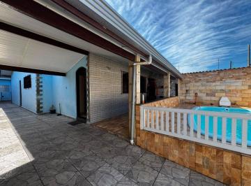 Casa de 2 quartos, Peruíbe · Casa à 70m do mar com 2 quartos e piscina em Peruíbe.
